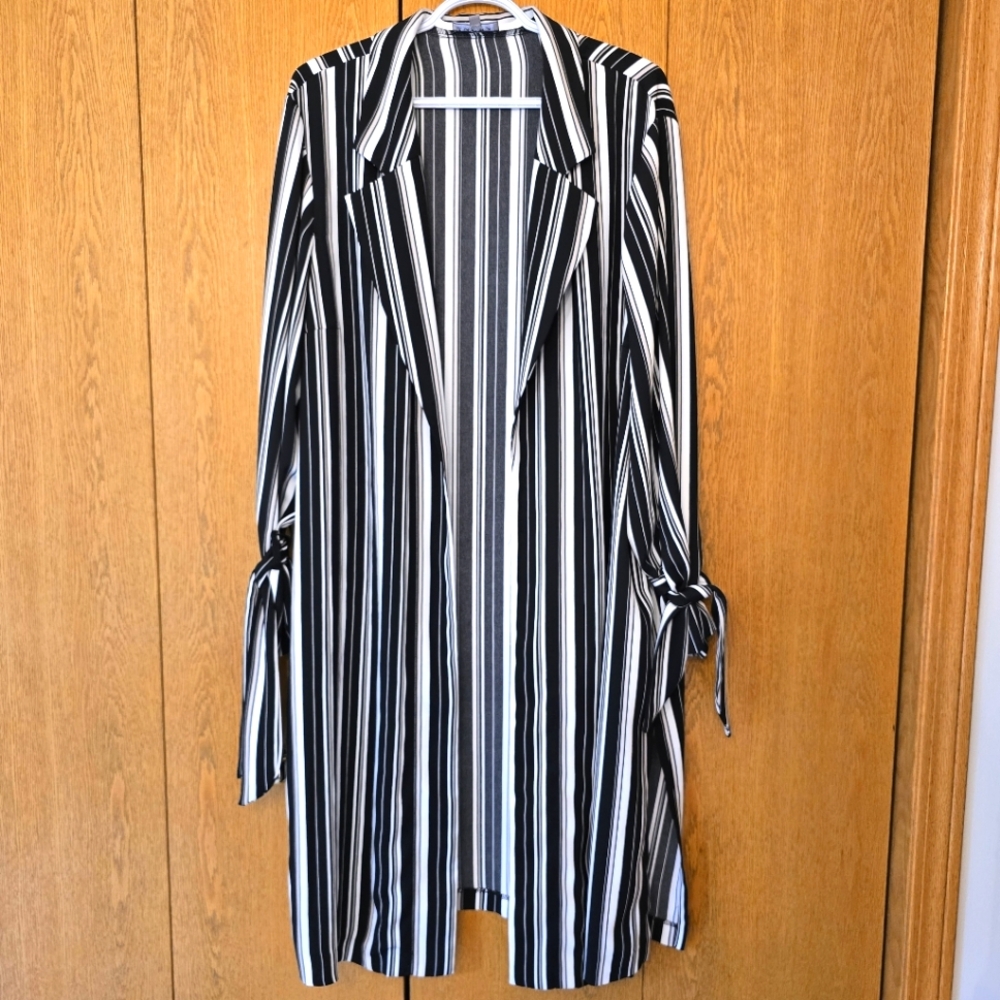 Laura Black and White Striped Long Sleeve Cardigan, Size 20 EUC